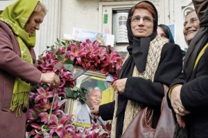Nasrin Sotoudeh places flower on image of Nelson Mandela