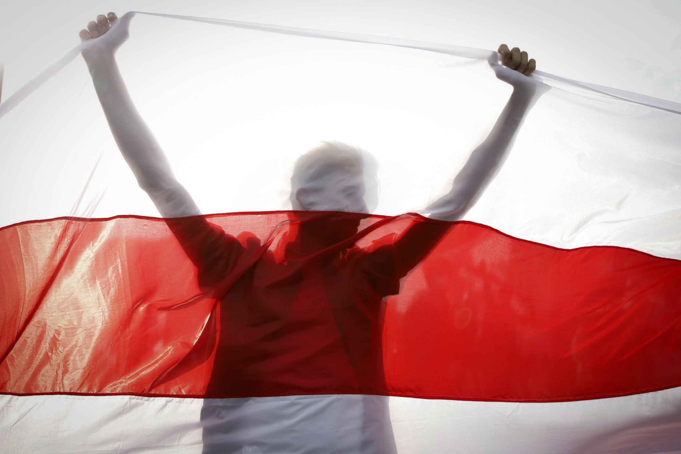 Фото флага бело красно белый. Белорусский флаг БЧБ. Бело-красно-белый флаг Беларуси протест. Бело-красный флаг Белоруссии. Флаг белорусской оппозиции бело красно белый.