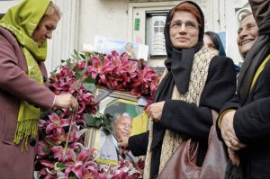 Nasrin Sotoudeh places flower on image of Nelson Mandela