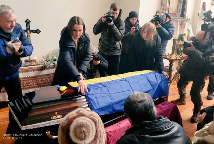 Tetyana Teren at the funeral of Ukrainian writer Volodymyr Vakulenko.
