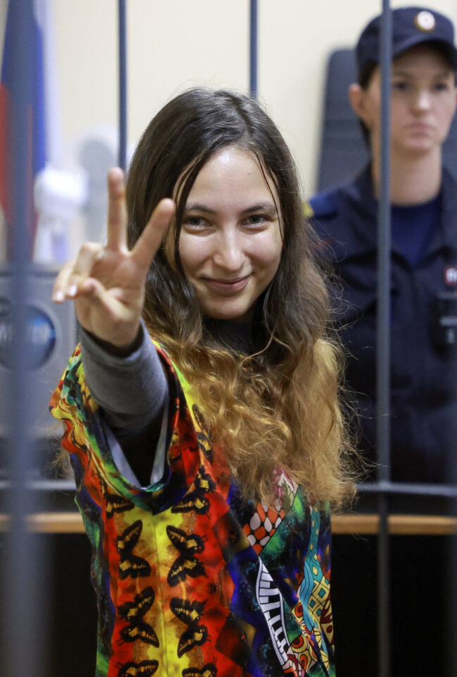 Alexandra (Sasha) Skochilenko flashes the peace sign
