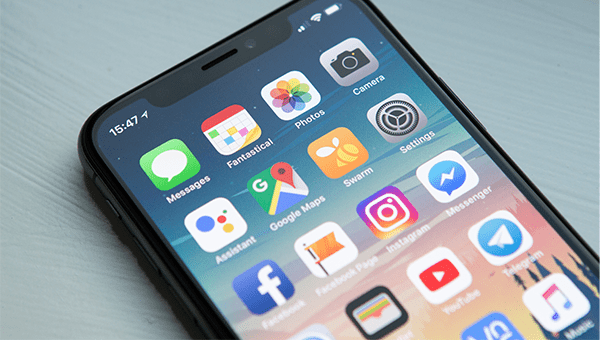 A smartphone screen displaying various app icons, including Messages, Photos, Camera, Google Maps, Instagram, Facebook, and Messenger, with the time showing 15:47 in the top left corner.