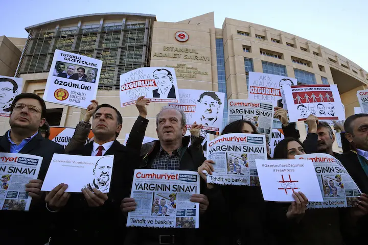 Demonstrators protest outside a court, where the trial of about a dozen employees of the Cumhuriyet daily newspaper on charges of aiding terror groups, took place in Istanbul, on October 31, 2017.